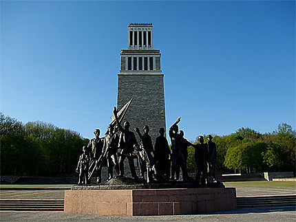 Le clocher du mémorial et les statues de détenus