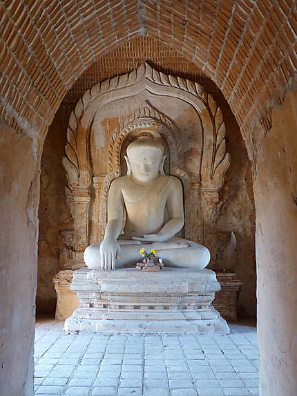 Bouddha, groupe en face de la pagode Lay Myet Hnar