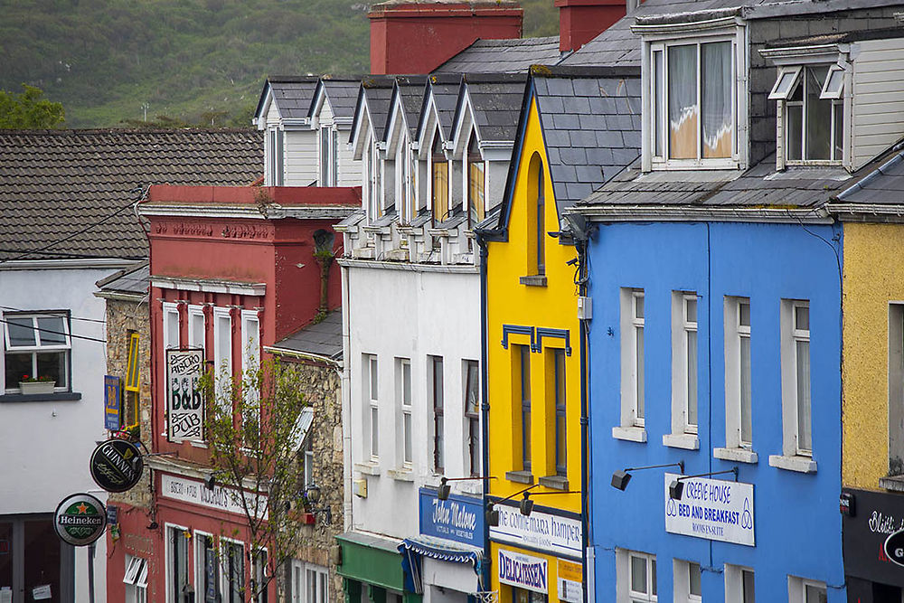 Un alignement de maisons colorées à Clifden