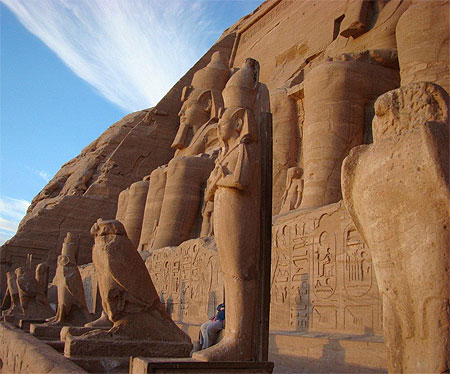 Soleil levant sur Abou Simbel Soleil levant sur Abou Simbel