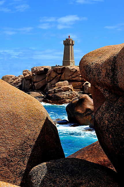 Le phare au milieu des rochers