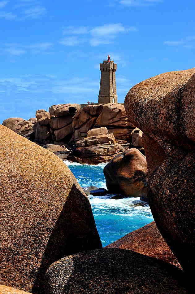 Le Phare Au Milieu Des Rochers : Perros-Guirec (Perroz-Gireg) : Côte De ...