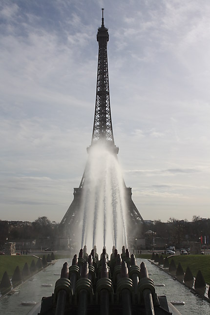 Le Trocadéro arrose la Tour Eiffel