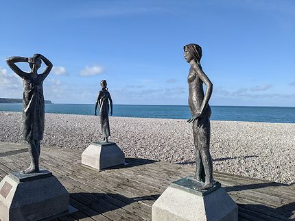 3 jolies statues devant la mer