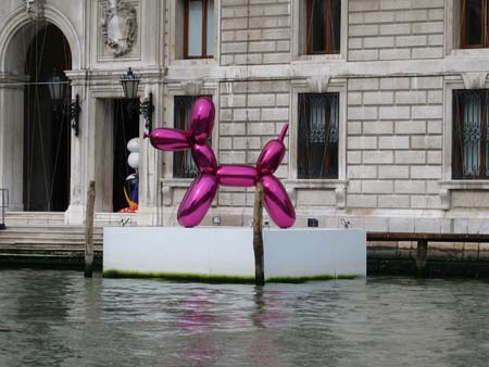 Chien rose du Palazzo Grassi Chien rose du Palazzo Grassi
