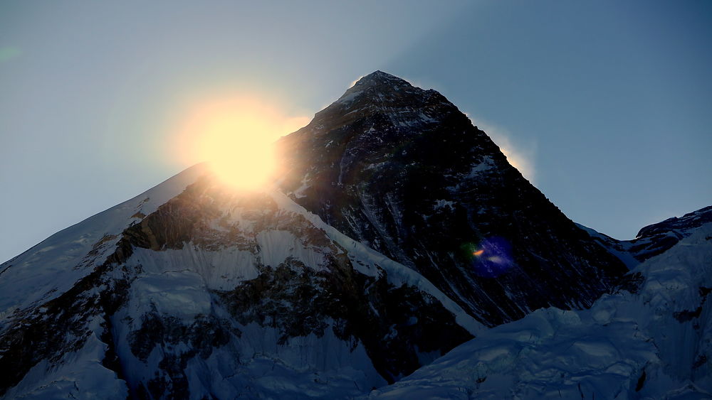 Lever de soleil derriere l'everest