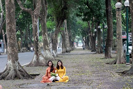 Deux jeunes filles à Hanoi