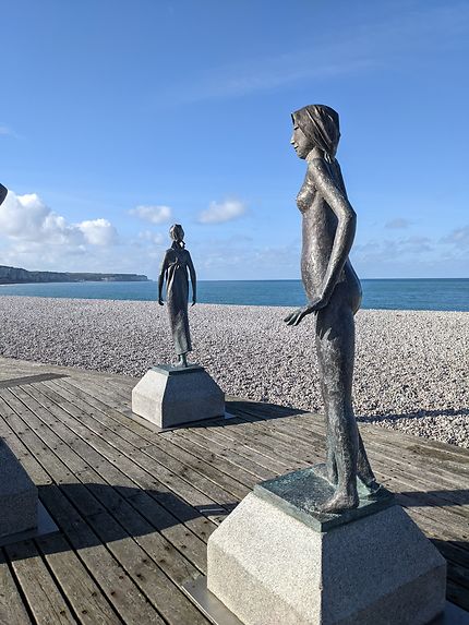 Statues devant la plage
