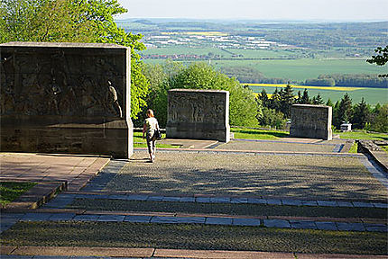 Les fresques murales à côté du mémorial