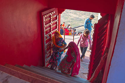 La porte rouge du Savitri Temple