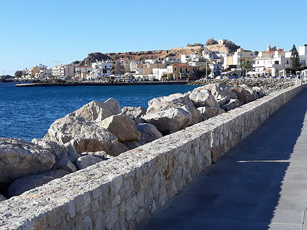 Front de mer, port et citadelle de Paléochora