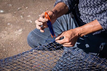 Réparation du filet de pêche au port d'Essaouira