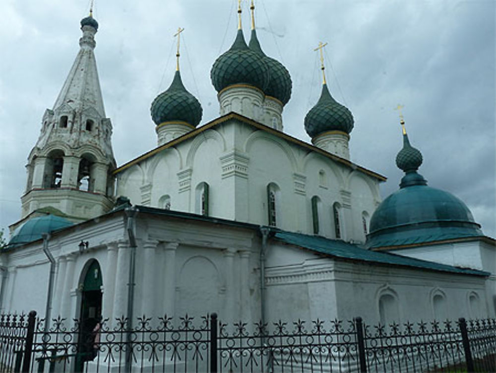 Eglise blanche et verte par temps gris