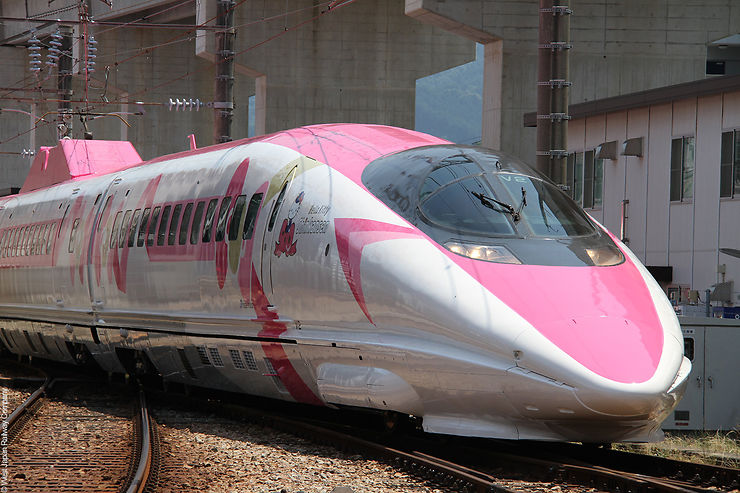 Japon - Un TGV Shinkansen aux couleurs d'Hello Kitty