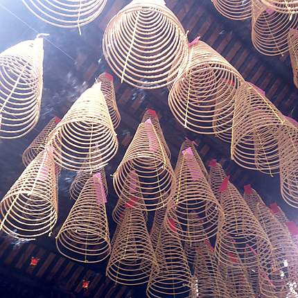 Encens au plafond dans la Pagode Ong, Cho Lon