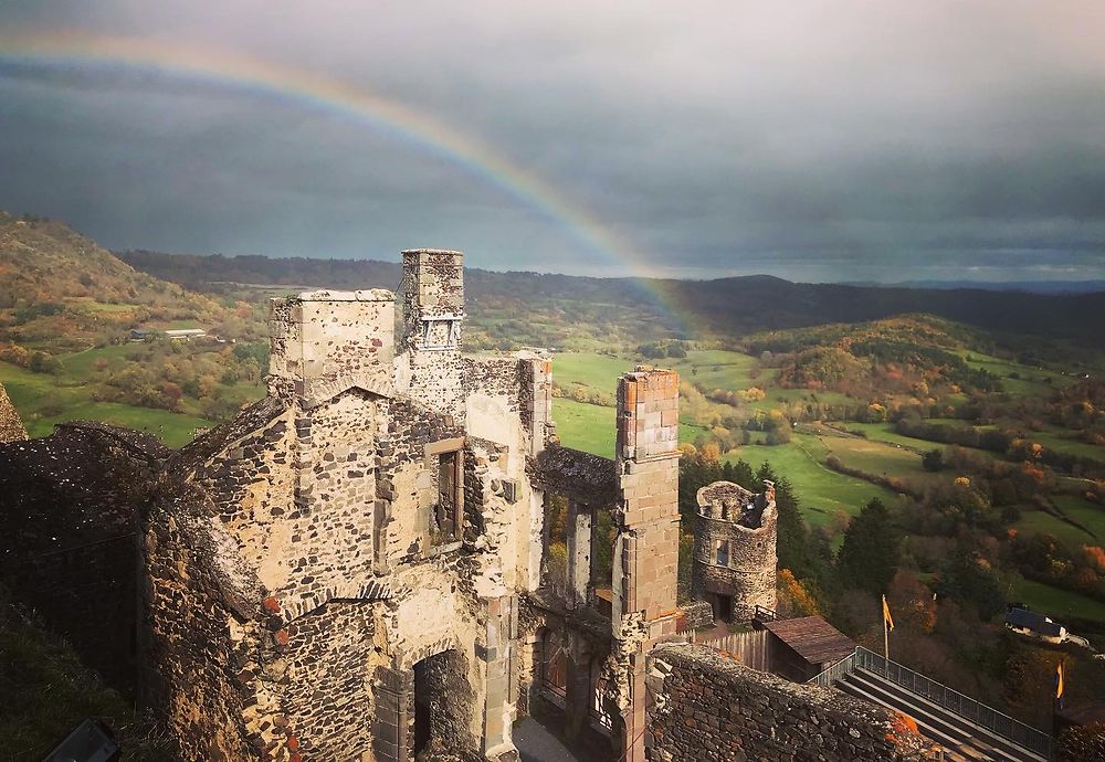 Arc-en-ciel au dessus du château de Murol