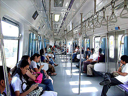 Dans une rame du métro à Manille