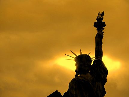 Coucher du soleil sur la statue de Liberté