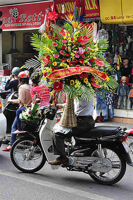 Vélomoteur transporte une fleur funéraire
