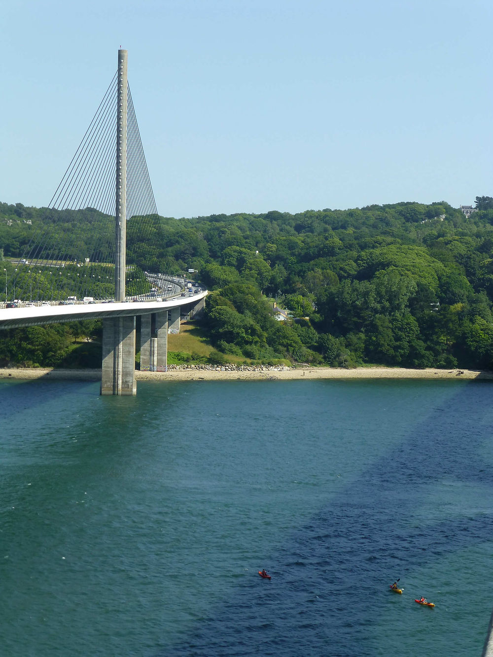 Kayak au pied du pont