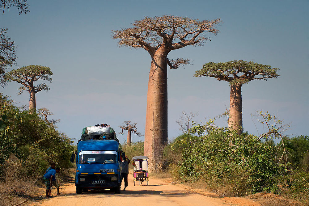 Taxi-brousse sur la route de Morondava