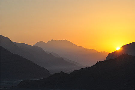 Lever de soleil dans les montagnes du Musandam