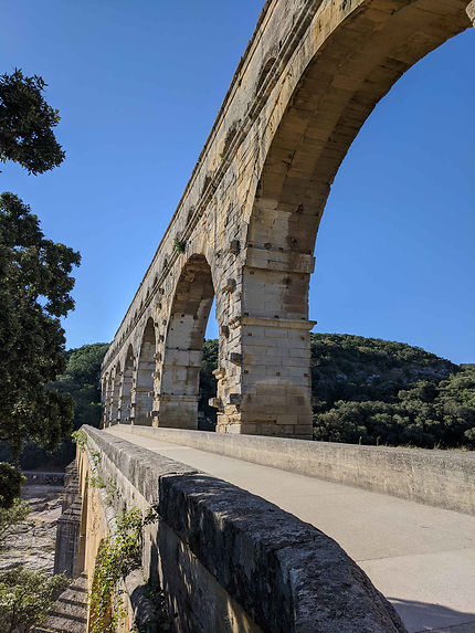 Au pied des arches du Pont du Gard