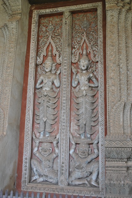 Porte sculptée du Vat Ho Phra Keo Porte sculptée du Vat Ho Phra Keo