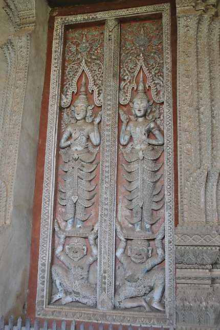 Porte sculptée du Vat Ho Phra Keo