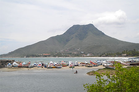 Playa el Tirano et le Cerro Guayamuri Playa el Tirano et le Cerro Guayamuri