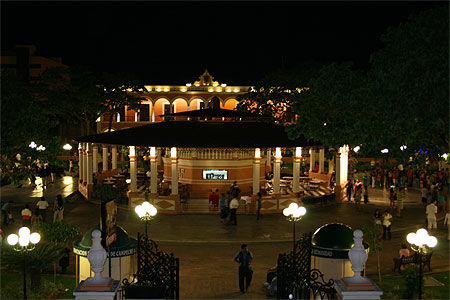 Le zòcalo de la vieille ville de Campeche de nuit
