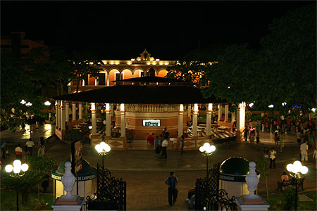 Le zòcalo de la vieille ville de Campeche de nuit Le zòcalo de la vieille ville de Campeche de nuit