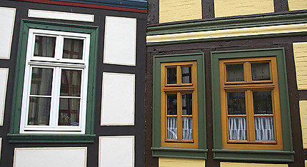 Fenètres multicolores de deux vieilles maisons