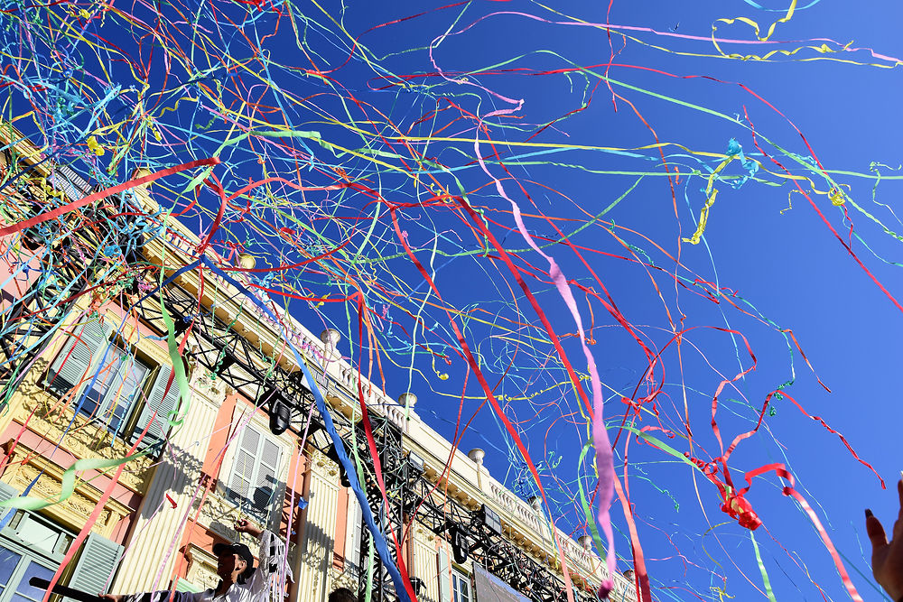 Pluie de serpentins au carnaval de Nice