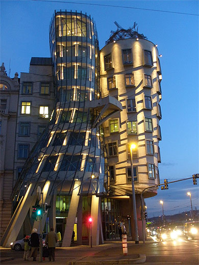 Maison qui Danse (Dancing House) Maison qui Danse (Dancing House)
