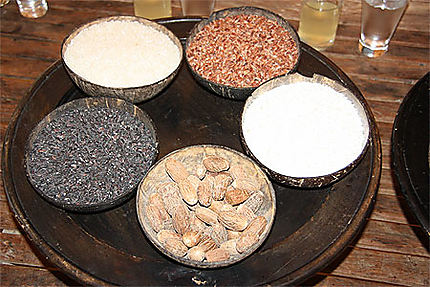 Différentes sortes de riz (blanc, noir, rouge)