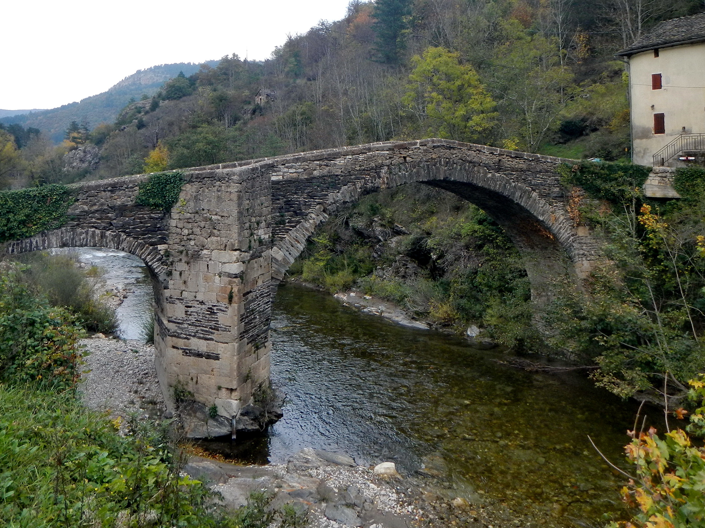 Le pont de la barre sur le Tarnon Le pont de la barre sur le Tarnon