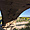 Sous une arche du Pont du Gard