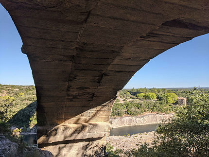 Sous une arche du Pont du Gard