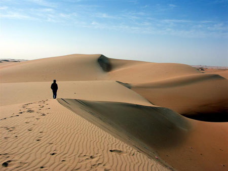 Seul face à l'immensité de l'erg Ouarane Seul face à l'immensité de l'erg Ouarane