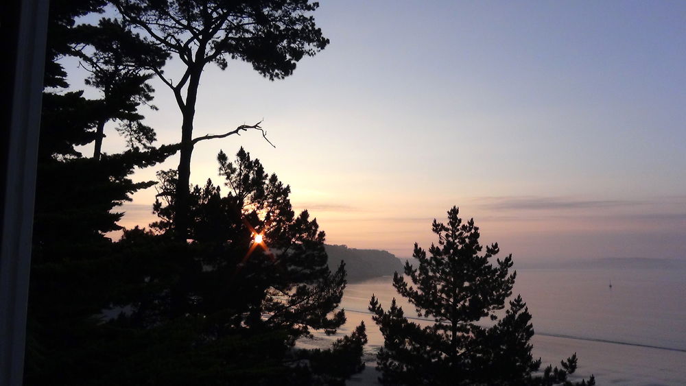 Lever de soleil sur la plage de Morgat