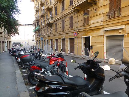 Rangée de scooters à Gênes