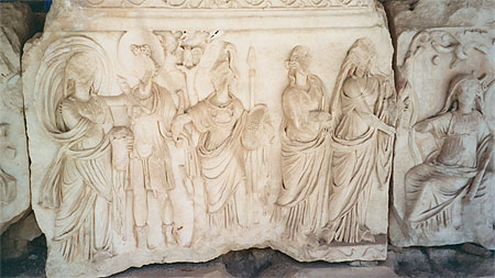 Le théatre, bas-reliefs du mur de scène Le théatre, bas-reliefs du mur de scène