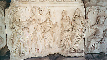 Le théatre, bas-reliefs du mur de scène