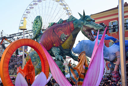 Dinosaures volants au carnaval de Nice