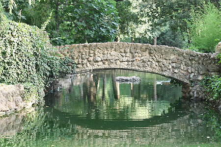 Séville - Parque Maria Luisa - Le petit pont de pierre Séville - Parque Maria Luisa - Le petit pont de pierre