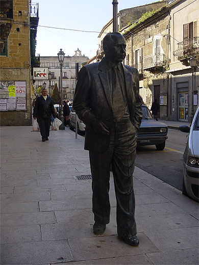 Statue de l'écrivain Leonardo Sciascia Statue de l'écrivain Leonardo Sciascia