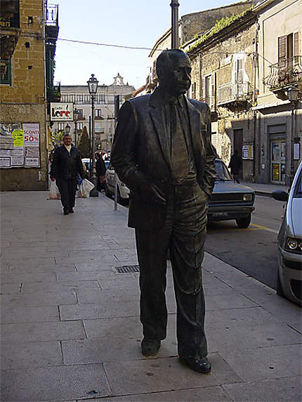 Statue de l'écrivain Leonardo Sciascia