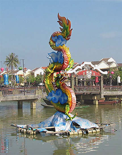 Dragon sur la rivière à Hoi An