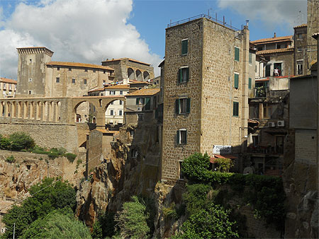 Les maisons de Pitigliano accrochées au rocher de tuf